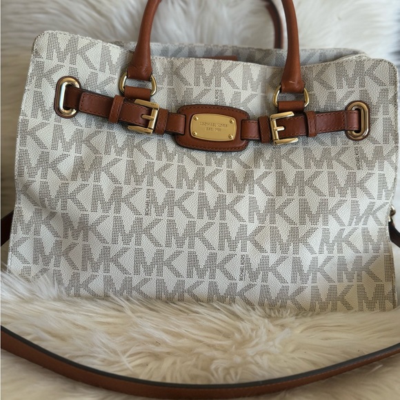 New Michael Kors Large Hamilton Vanilla Purse - Picture 4 of 15